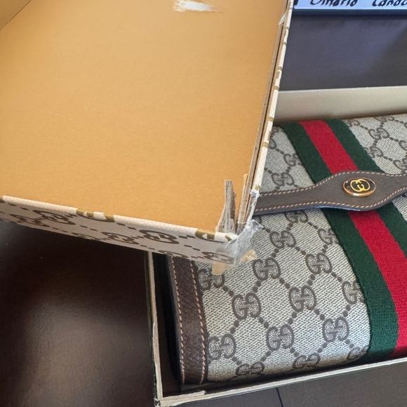 Gucci Beige GG Supreme Canvas Clutch with Red & Green Web Stripe - Picture 13 of 13